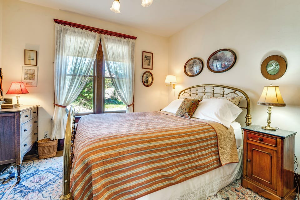 Bedroom 1 | Queen Bed | 1st Floor