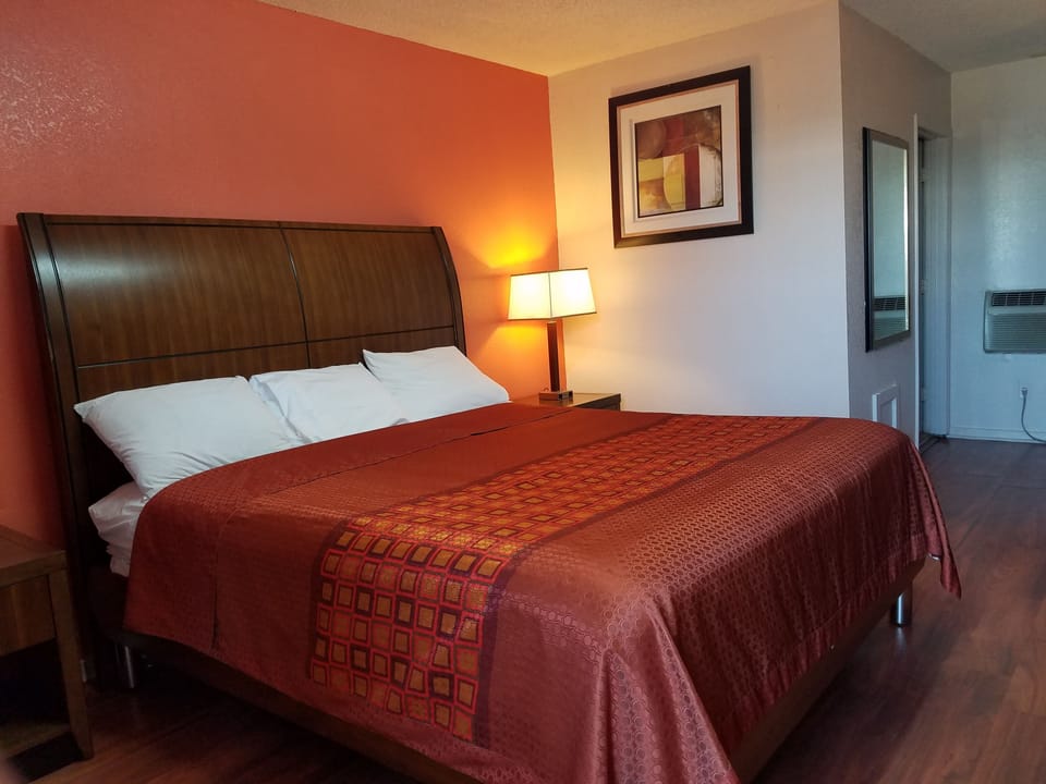 Standard Room, 1 King Bed | Desk, free WiFi