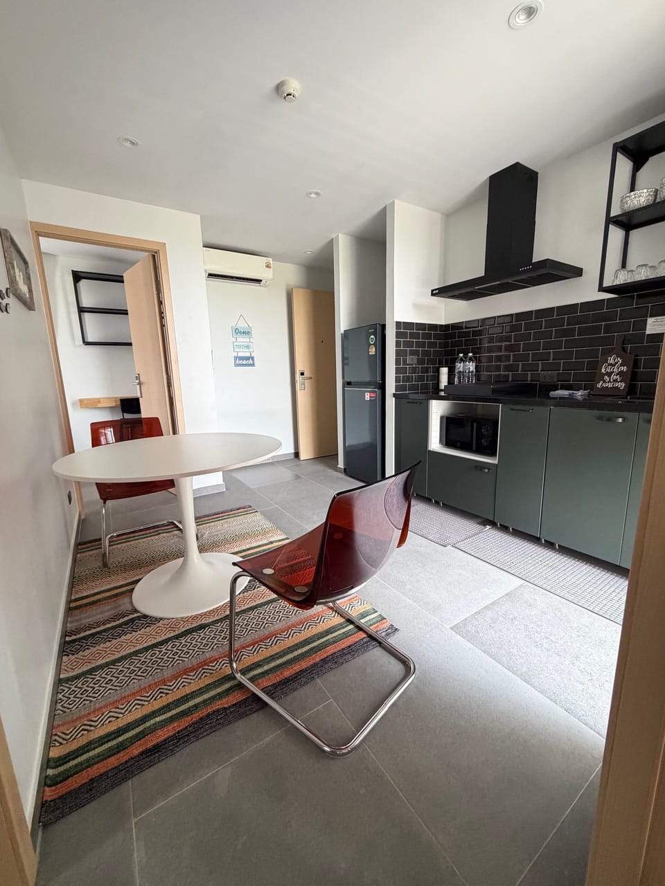 Family 2 Studio Suite with Kitchenette | Dining