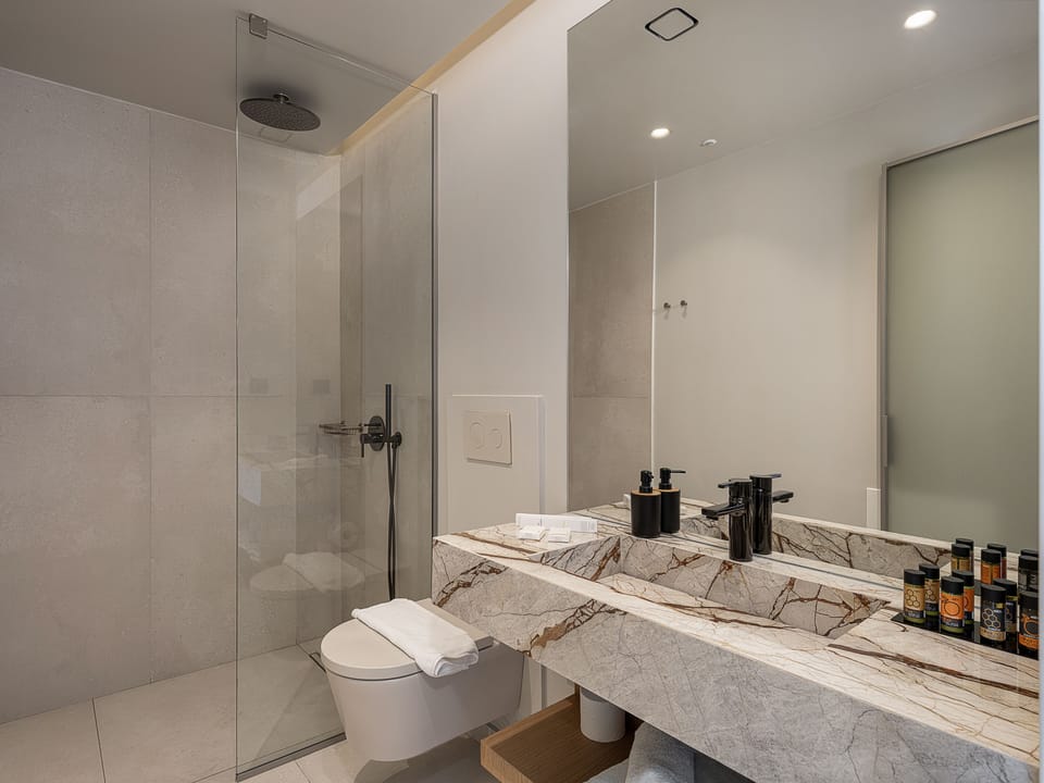 Deluxe Maisonette with Sea View | Bathroom | Designer toiletries, hair dryer, bathrobes, slippers
