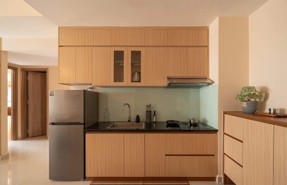 Fully stocked kitchen with knifes, pots, pants. Everything needed for a good home cook meal.
