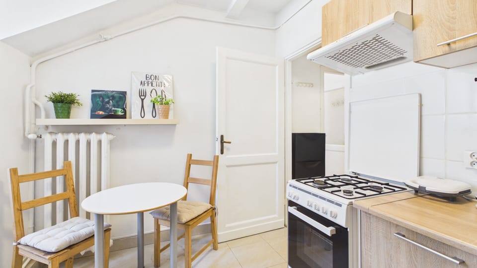 Apartment (9) | Private kitchen | Fridge, stovetop, electric kettle, cookware/dishes/utensils