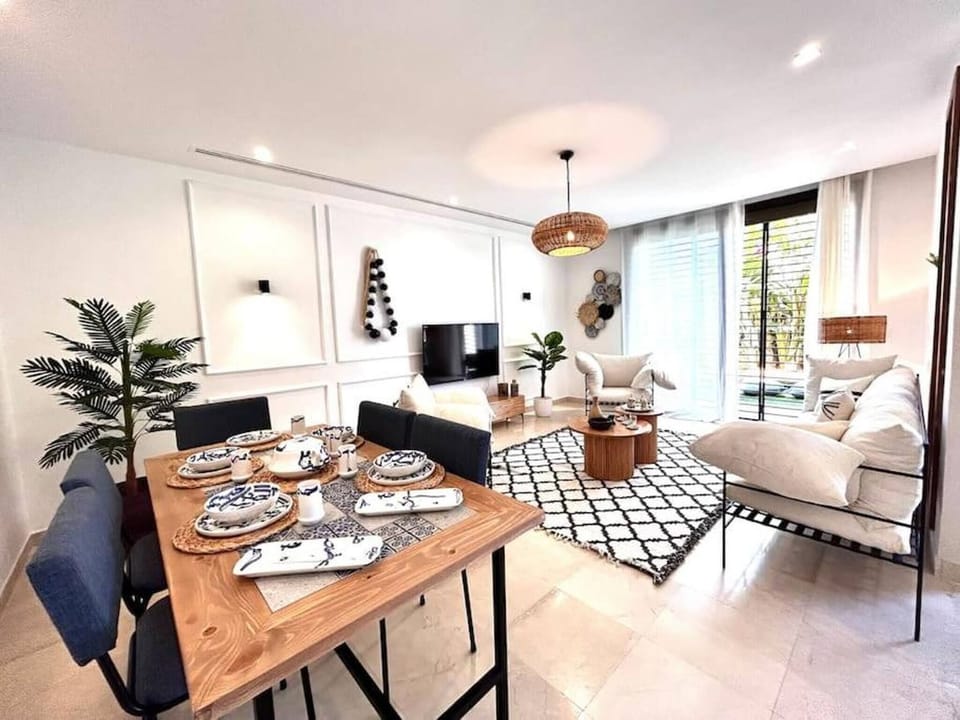 Villa, 3 Bedrooms, Private Pool, Garden View | Dining