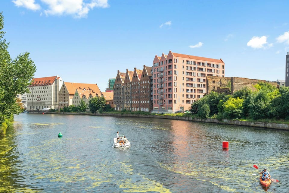 Apartament znajduje się przy ulicy Chmielnej, w centralnej części Gdańska, w sąsiedztwie Wyspy Spichrzów, Motławy oraz najważniejszych atrakcji Głównego Miasta. W pobliżu znajdują się liczne restauracje, kawiarnie, sklepy i punkty usługowe.