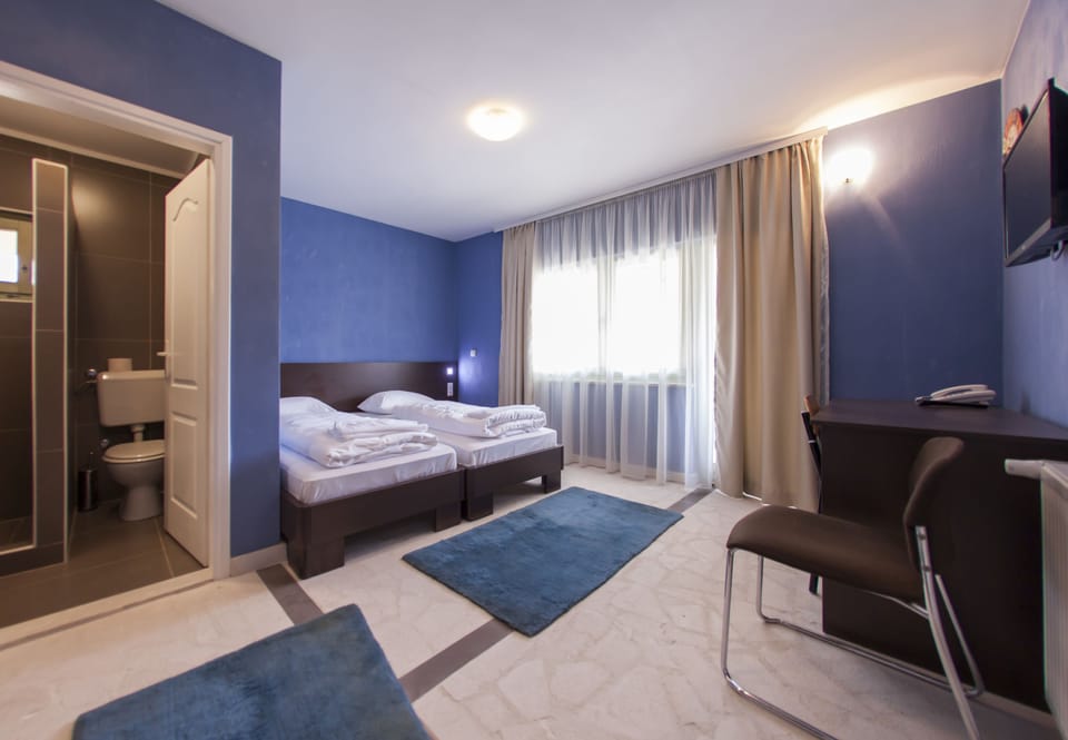 Double or Twin Room | In-room safe, desk, soundproofing, iron/ironing board