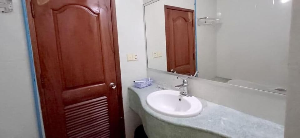 Twin Room, City View | Bathroom