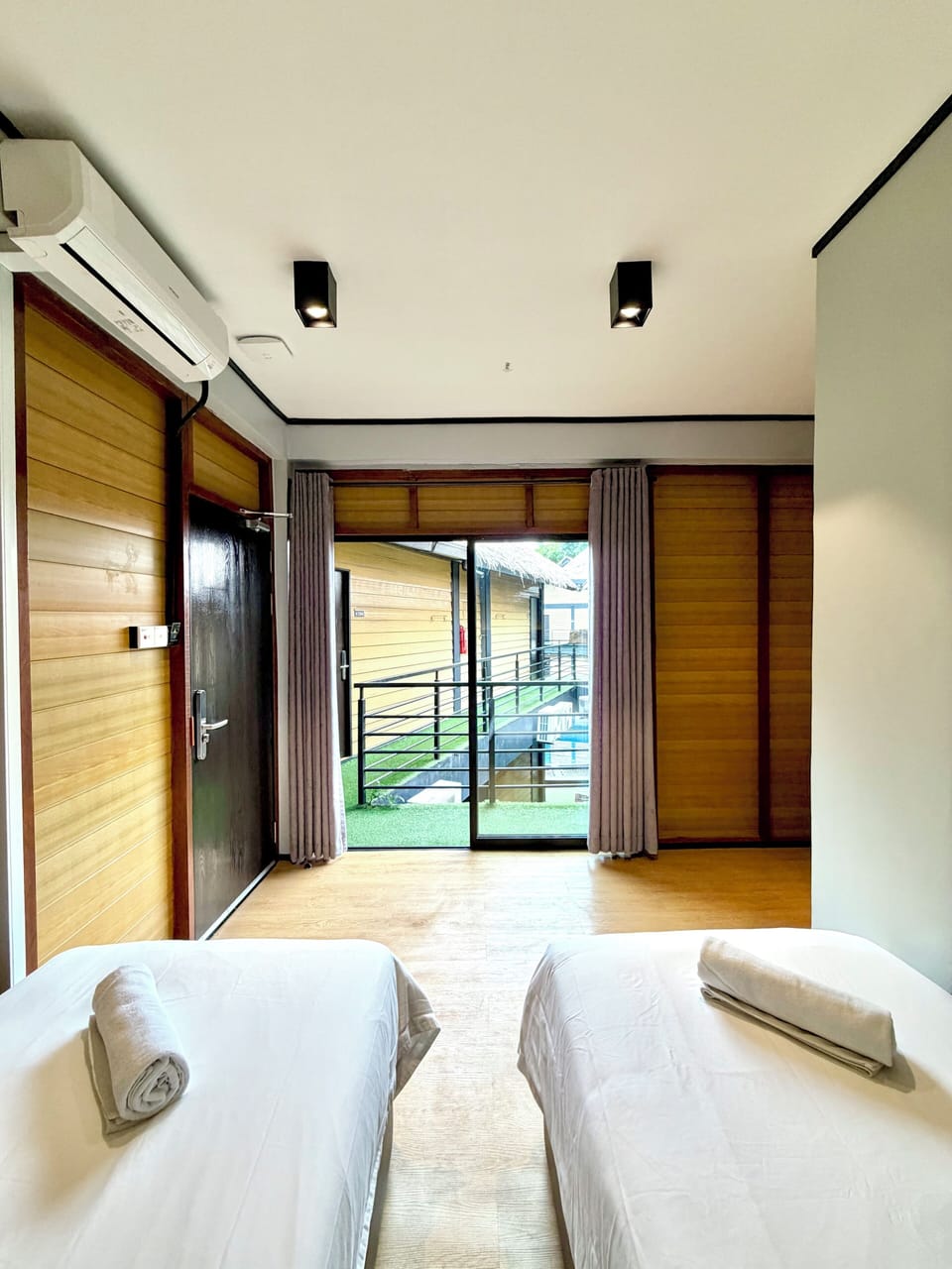 Deluxe Twin Room, Hill View | In-room safe, desk