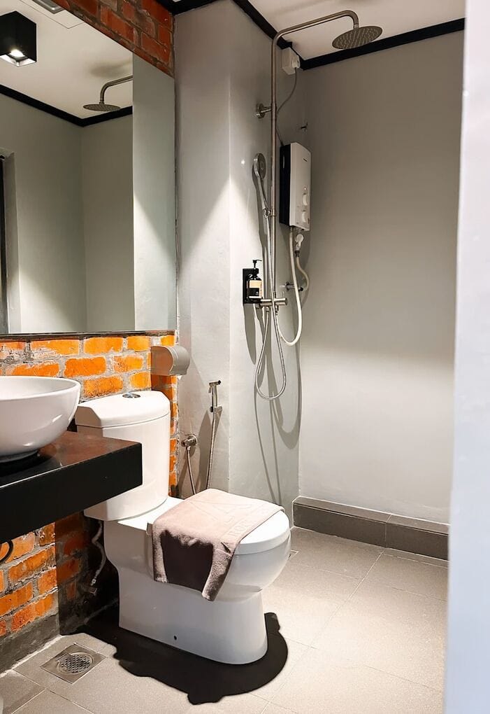 Shower, free toiletries, hair dryer, towels