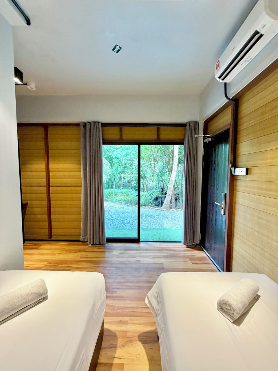 Deluxe Twin Room, Hill View | In-room safe, desk