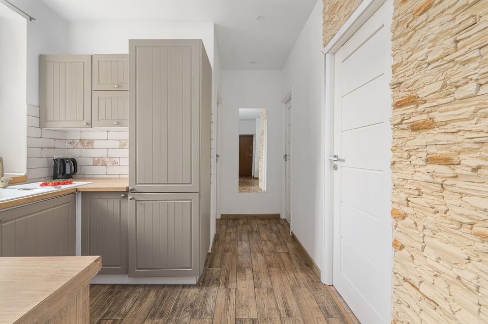 Basic Apartment, 3 Bedrooms, Courtyard View | Private kitchen | Espresso maker, electric kettle, highchair, griddle