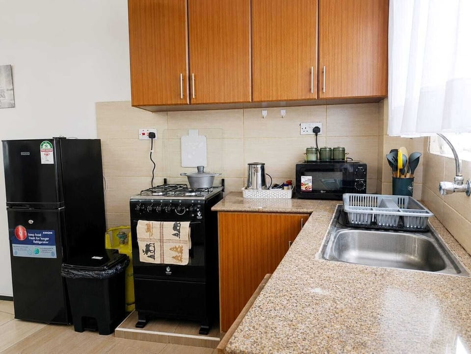 Deluxe Apartment | Private kitchen | Fridge, microwave, cookware/dishes/utensils