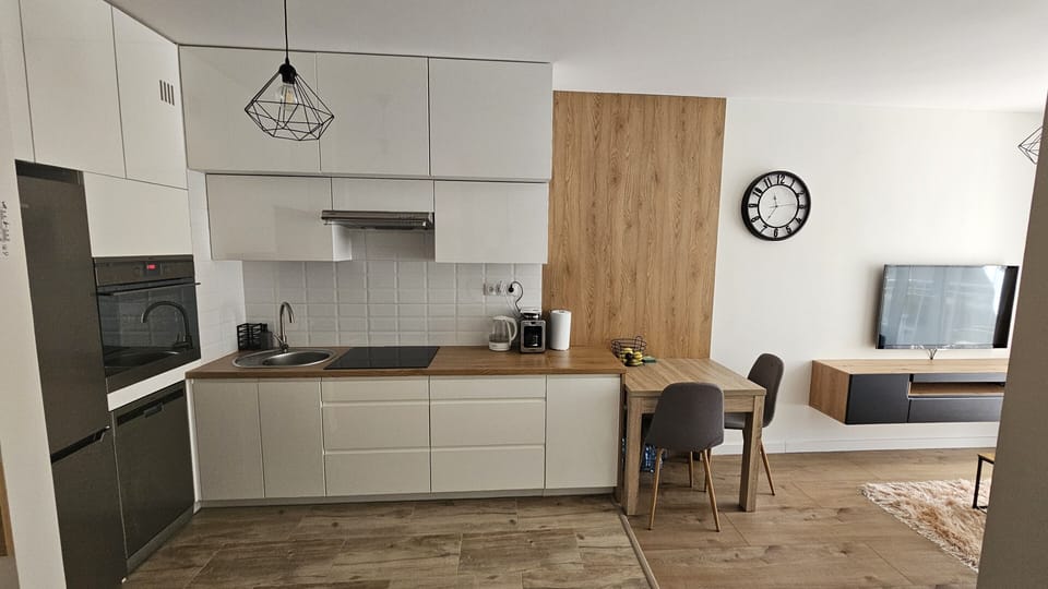 Apartment (27) | Private kitchen | Fridge, stovetop, electric kettle, cookware/dishes/utensils