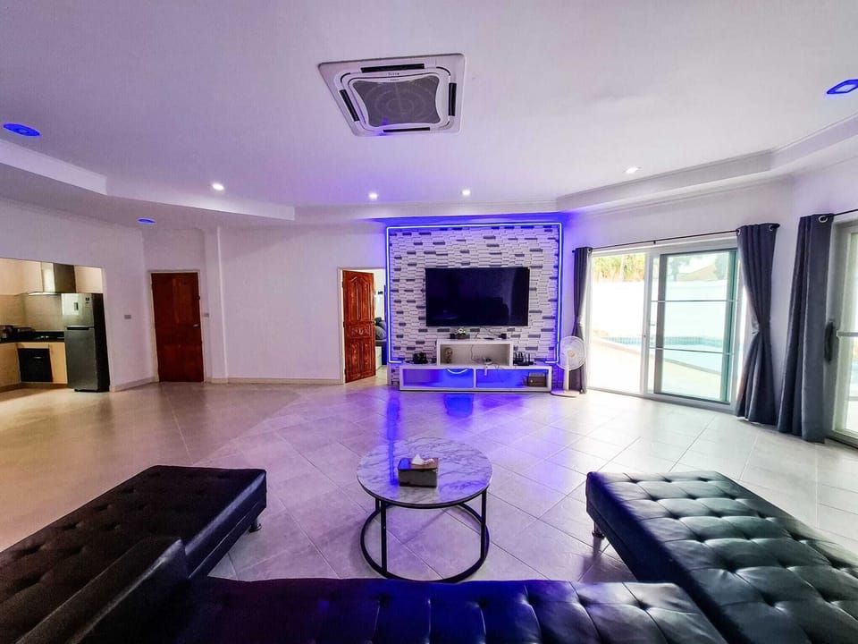 Superior Villa, Patio, Pool View | Living area