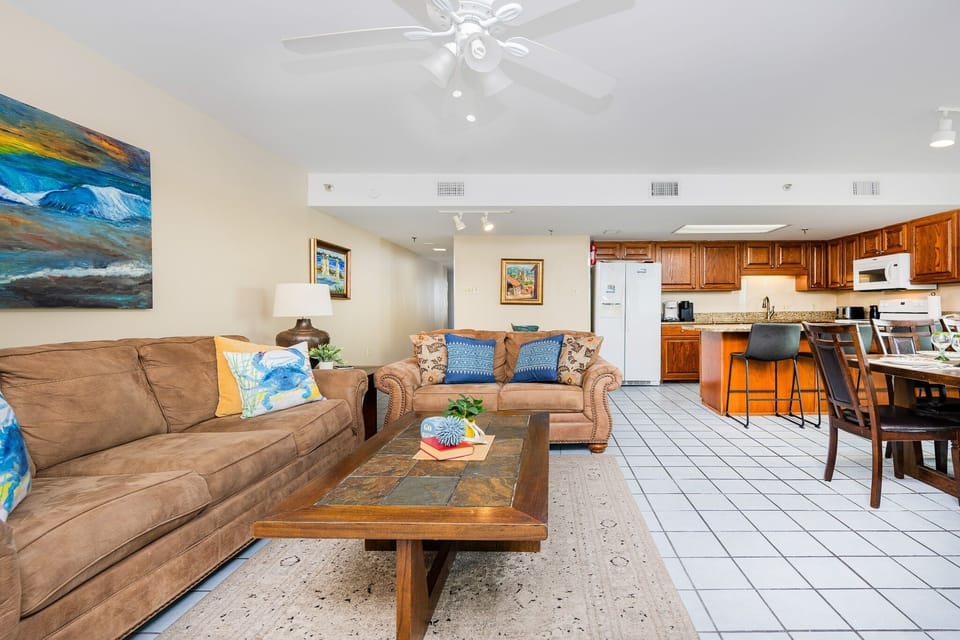 Condo, 3 Bedrooms | Living area