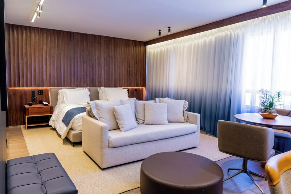 Suíte Royal King | Minibar, in-room safe, desk, laptop workspace