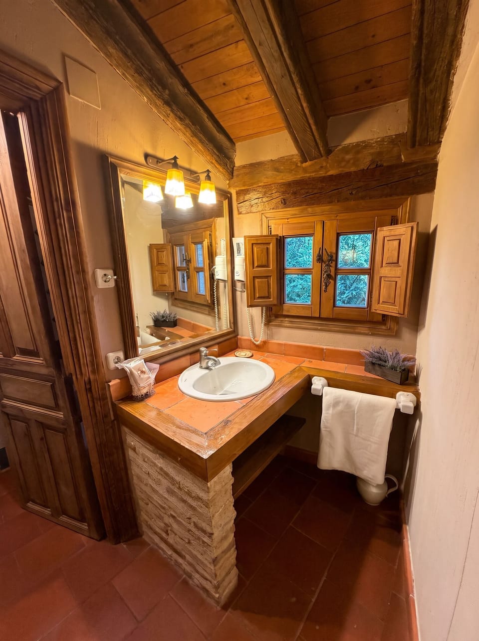 Bathtub, free toiletries, hair dryer, towels