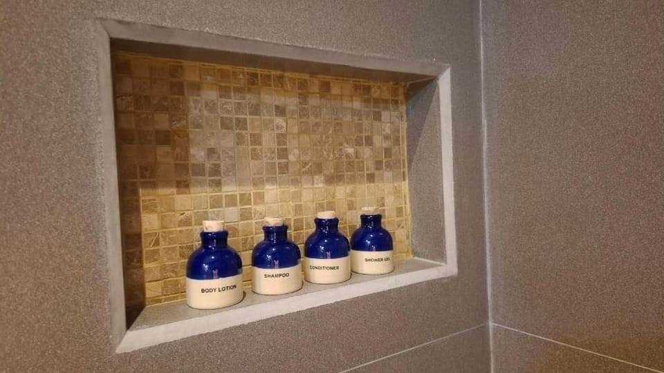 Deluxe Double Room | Bathroom amenities