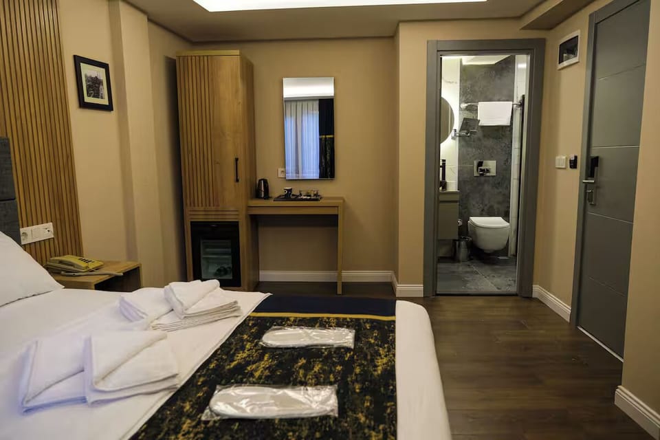 Economy Room | Desk, laptop workspace, WiFi (free)