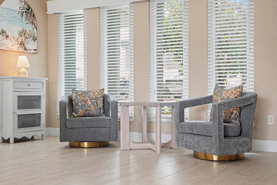 Relax with a cup of coffee in the morning in the family room