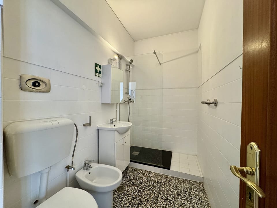 Shower, towels