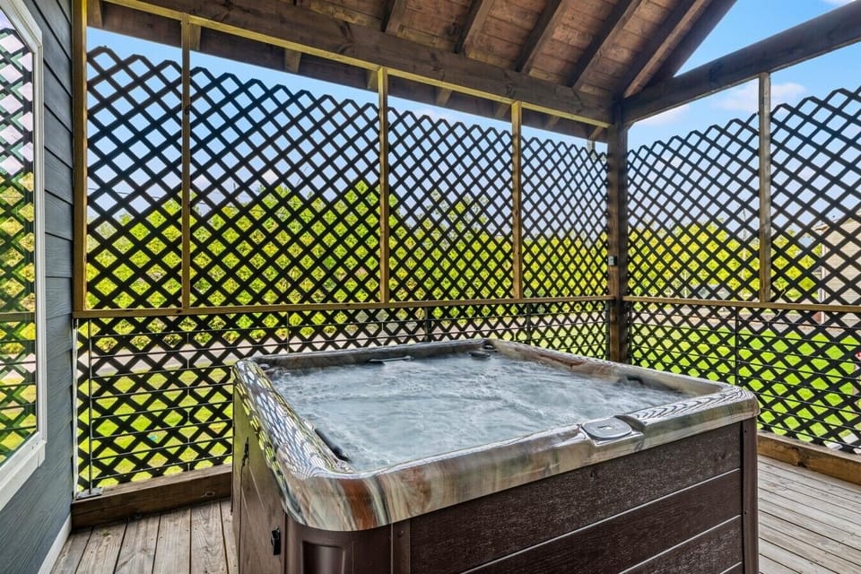 Pigeon-Forge-Cabin-Cozy-Smoky-Mountain-Cabin-Exterior-Hot-Tub (3)