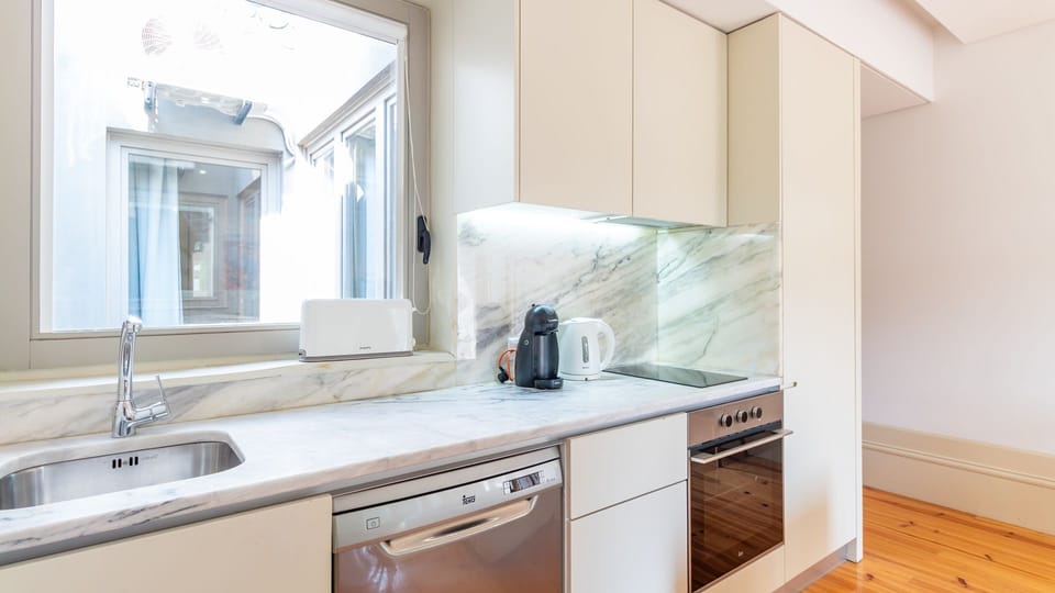 Fully equipped kitchenette with everything you need to cook, dine and feel at home.
#FullyEquipped #KitchenGoals #ComfortLiving