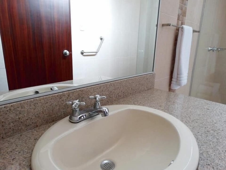 Shower, free toiletries, towels