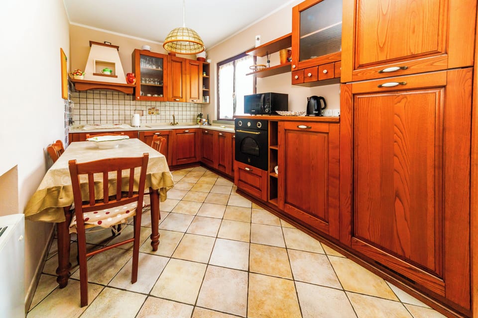 House, Patio, Garden View | Private kitchen