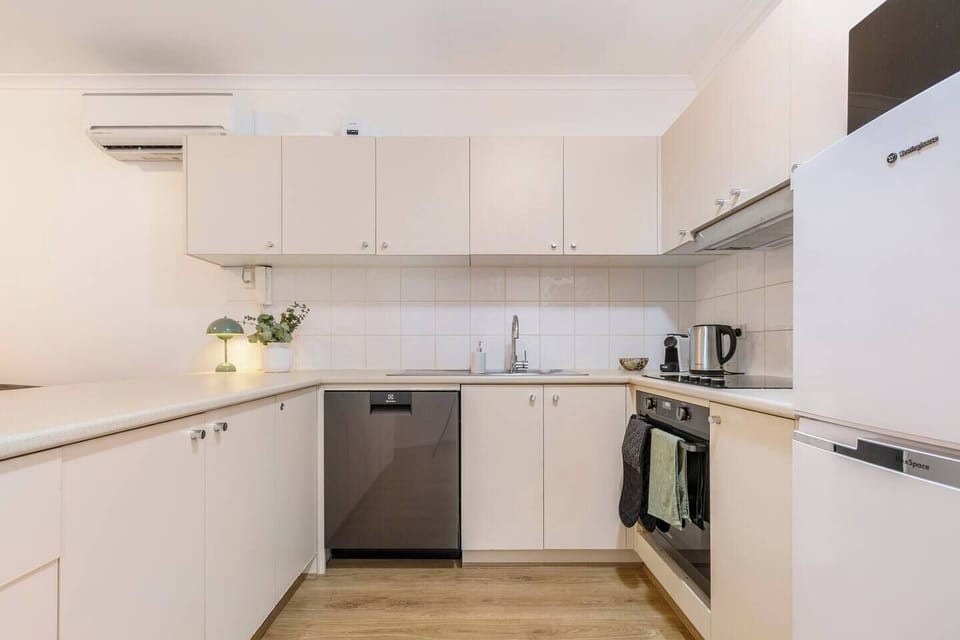 Prepare meals with ease in the practical kitchen, equipped with a stove, oven, microwave, fridge and dishwasher for everyday convenience.