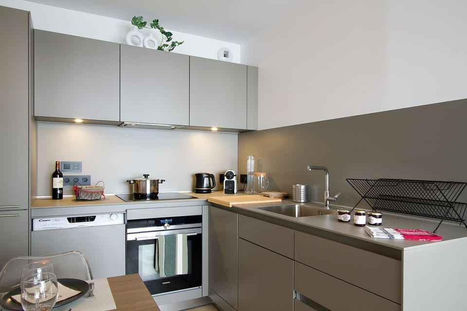 Whip up a mountain breakfast in the open-plan kitchen with a full-size oven and dishwasher.