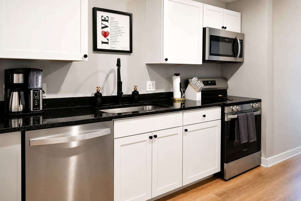 Granite counters & stainless appliances