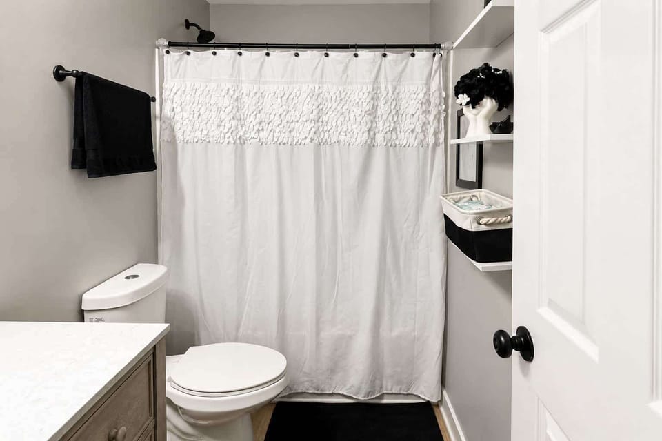 Full bathroom - tub/shower combo