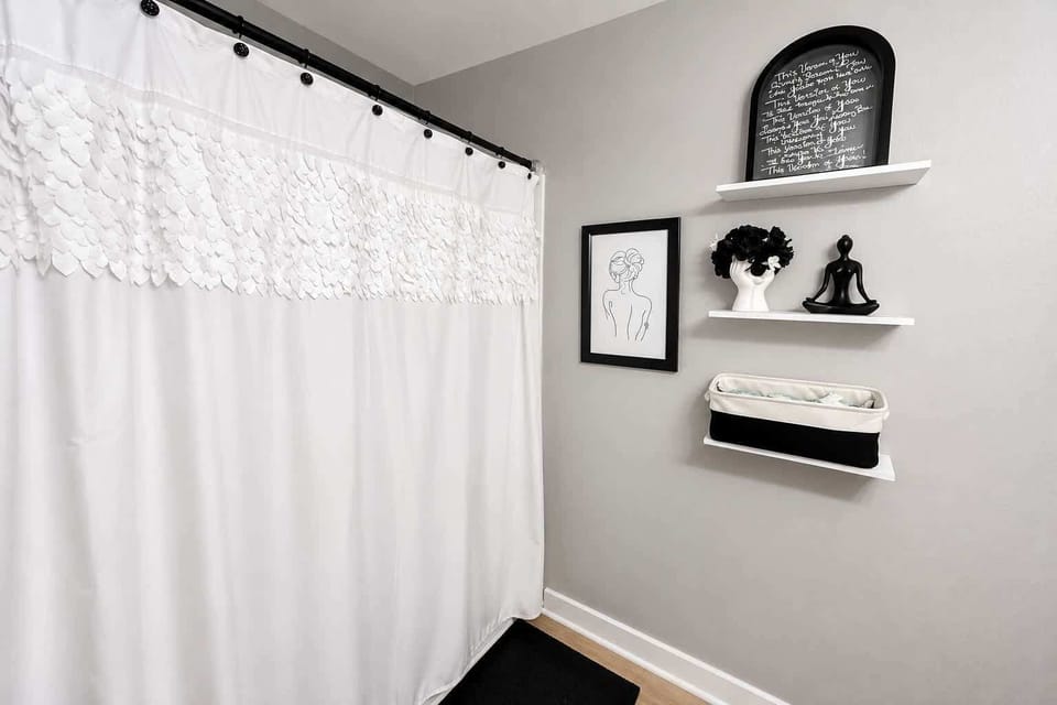 Shower with modern black & white styling