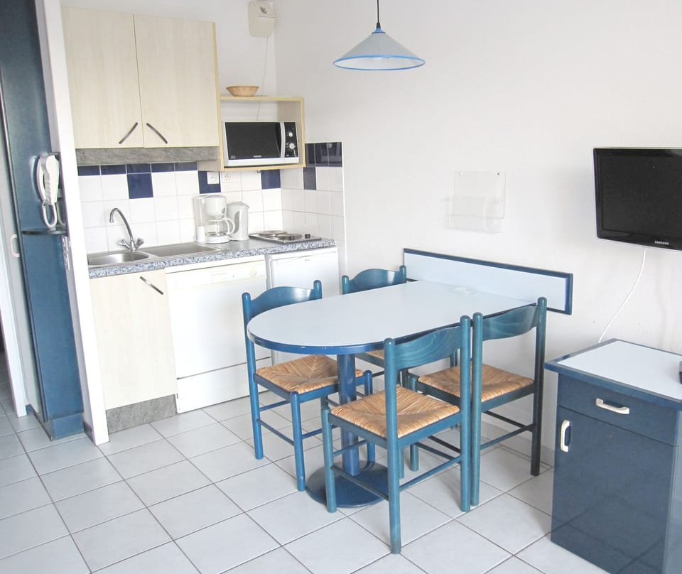 After a day exploring Le Mail's cafes, whip up your own meal in the kitchenette with its microwave, hob, and dishwasher.