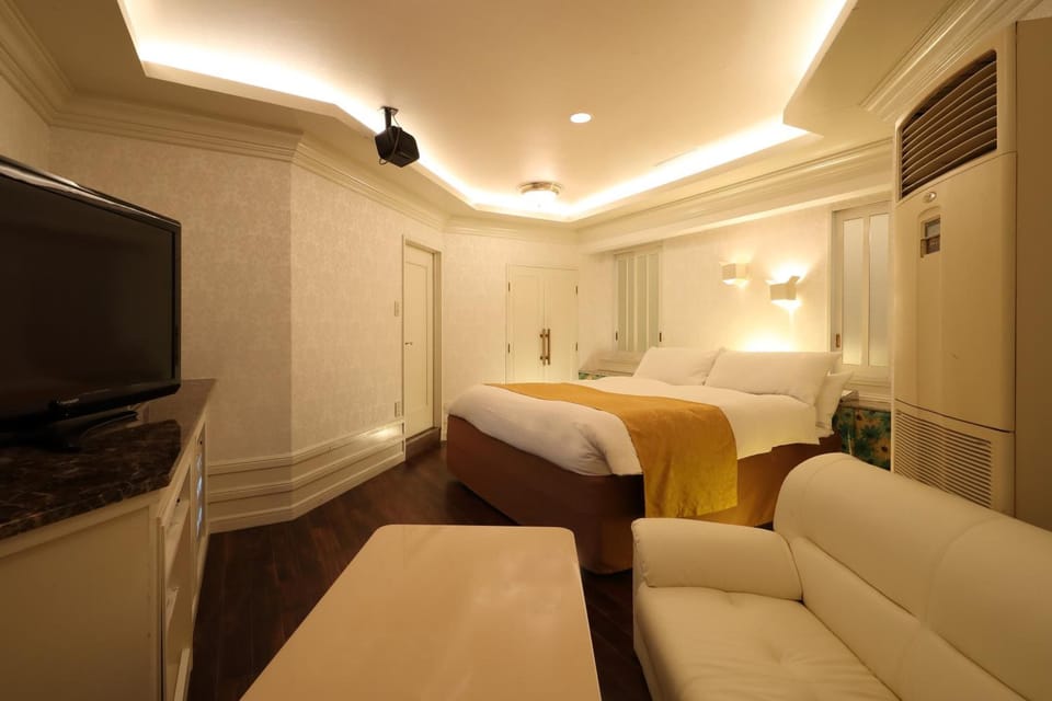 Minibar, soundproofing, WiFi (free), bed sheets