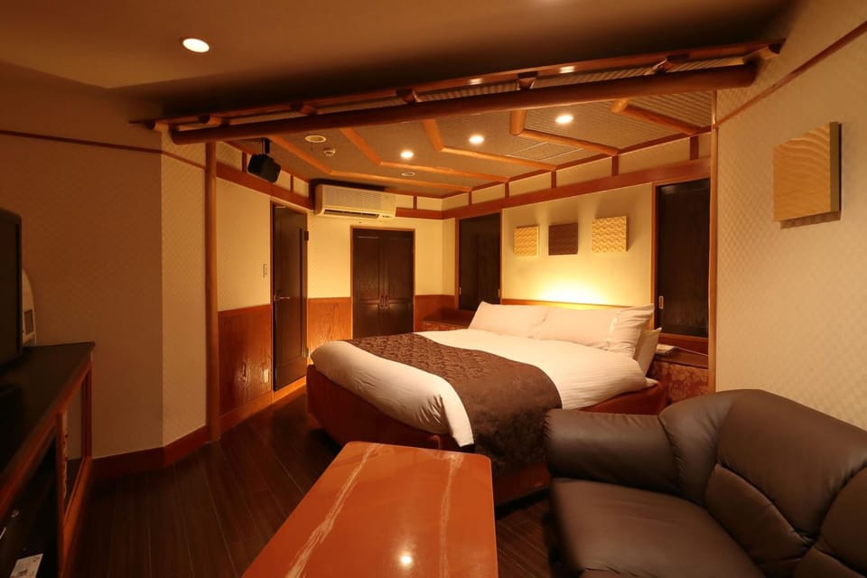 Minibar, soundproofing, WiFi (free), bed sheets