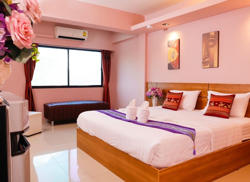Deluxe Double Room | Minibar, desk, WiFi (free), bed sheets