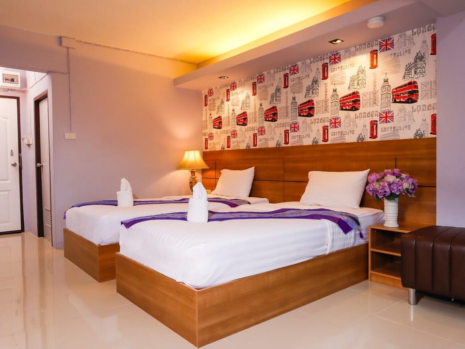 Deluxe Twin Room | Minibar, desk, WiFi (free), bed sheets