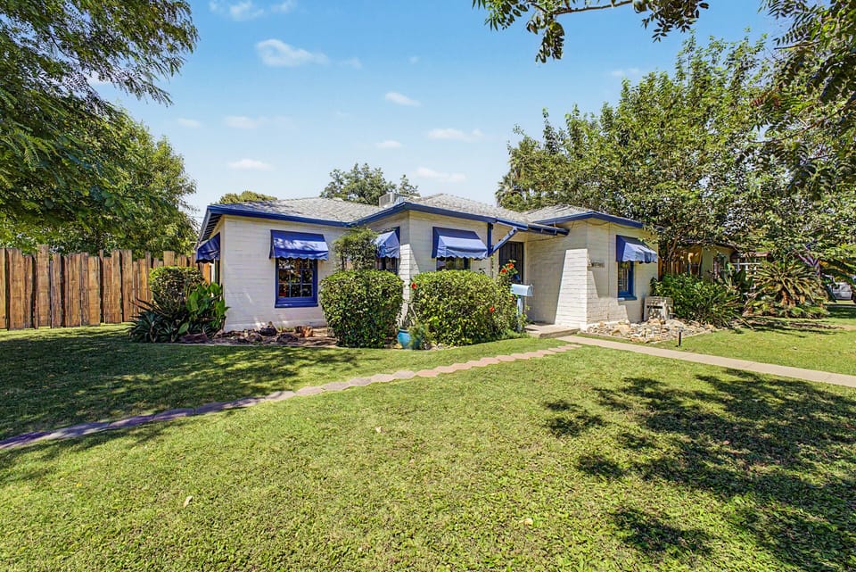 Upgrade your family vacation and stay in Woodlea-Melrose. Heart of Phoenix.