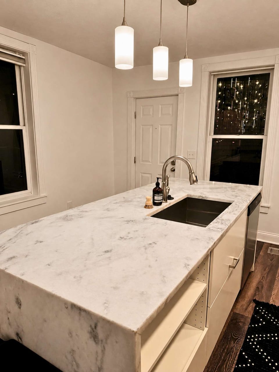 Enjoy cooking in this stylish and functional kitchen, steps from the vibrant nightlife and culture of the Arena District.