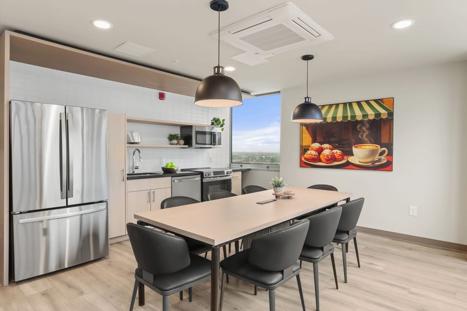 Full-size fridge, microwave, oven, stovetop