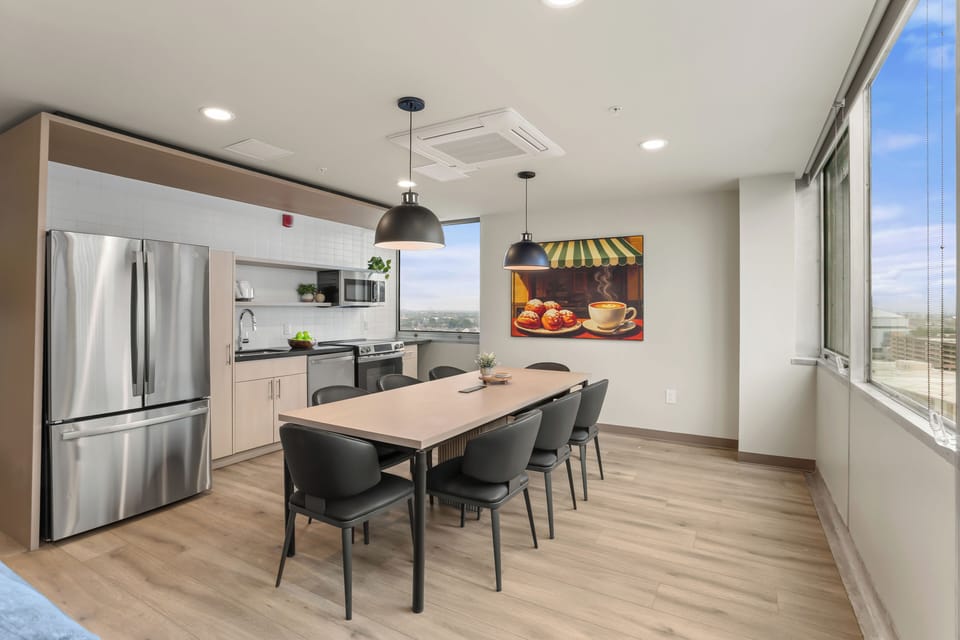 Full-size fridge, microwave, oven, stovetop