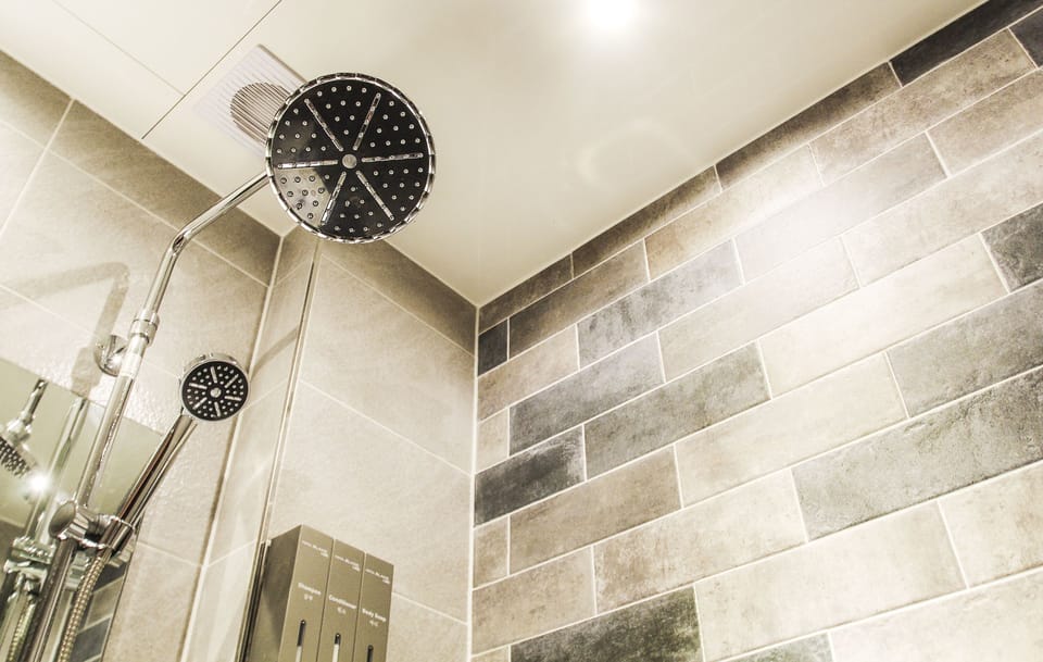 Standard Twin Room | Bathroom | Combined shower/tub, free toiletries, slippers, towels