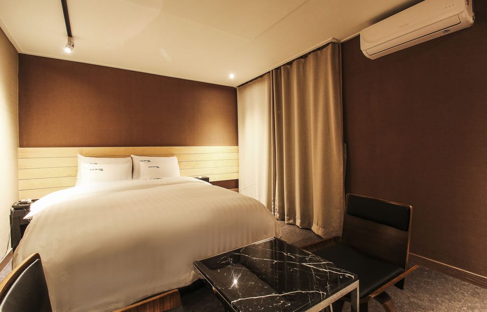 Deluxe Double Room | Down comforters, desk, bed sheets