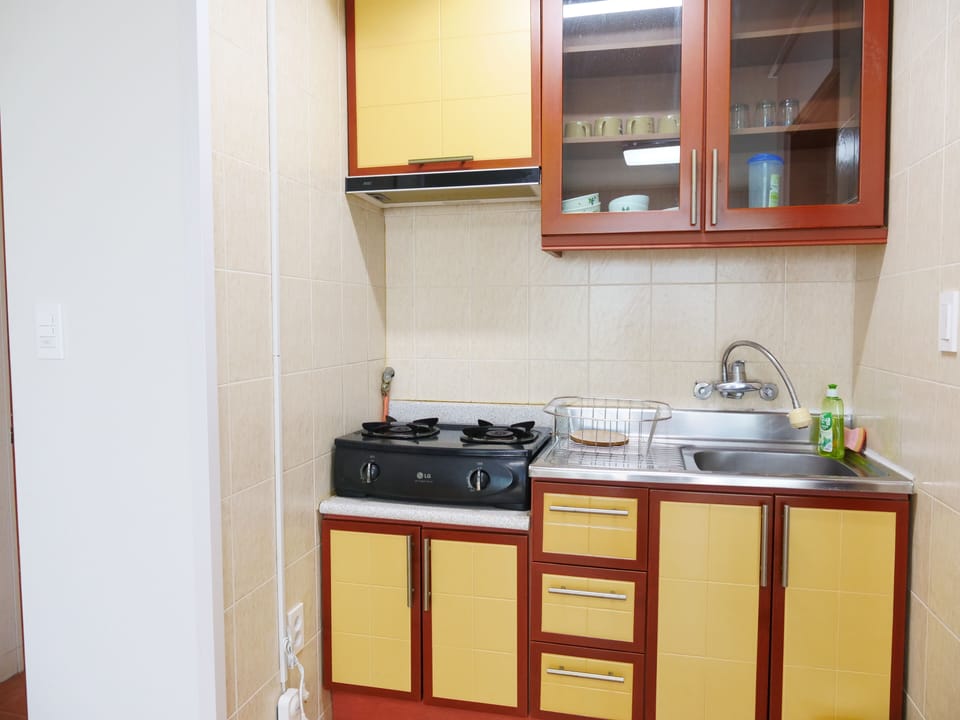Room (13 PY) | Private kitchenette | Fridge, microwave, electric kettle