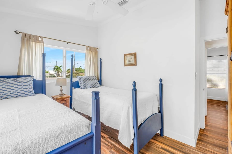 Bedroom 3-2 twin beds