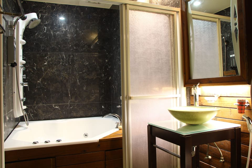 Luxury Quadruple Room, 2 Double Beds, Non Smoking, Jetted Tub | Bathroom | Free toiletries, hair dryer, slippers, towels