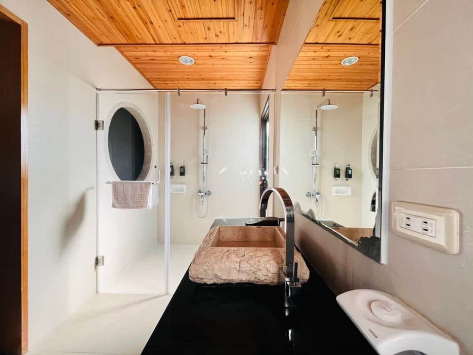 Superior Double Room | Bathroom | Shower, free toiletries, hair dryer, slippers