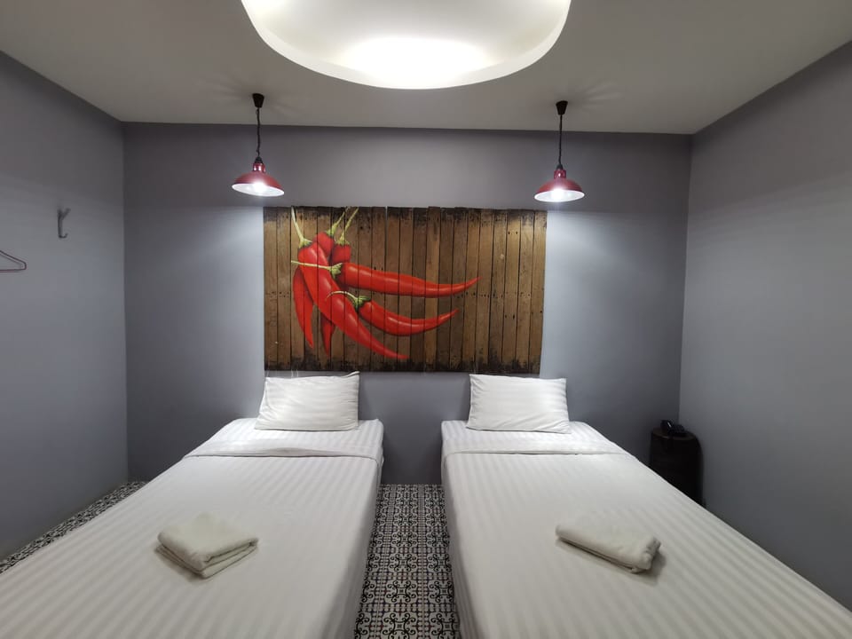 Standard Twin Room | Desk, WiFi (free), bed sheets