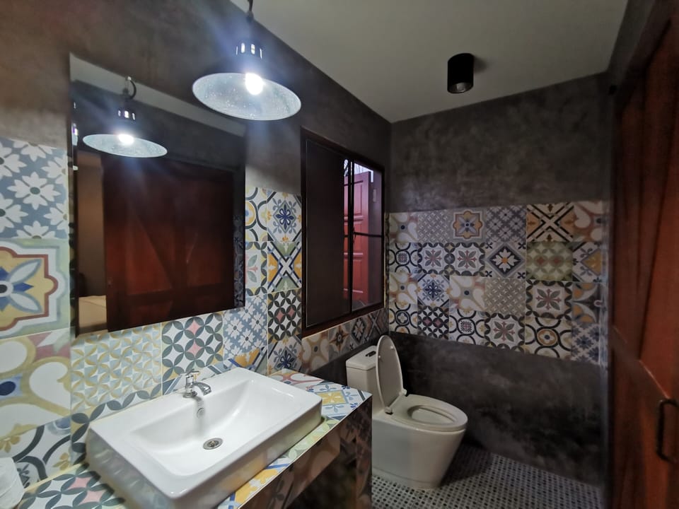 Standard Double Room | Bathroom | Shower, free toiletries, bidet, towels